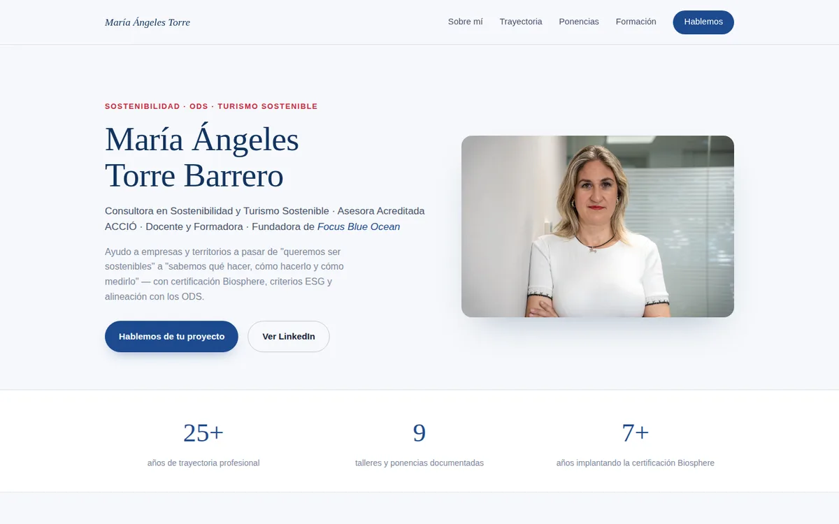 Web de trayectoria de María Ángeles Torre Barrero vista en escritorio: retrato, nombre en serif azul y roles profesionales